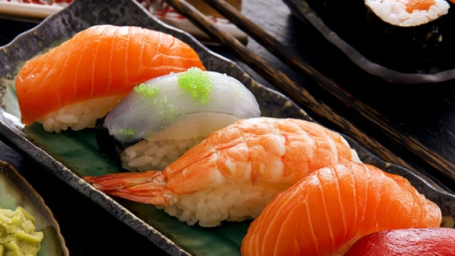 Mangiare sushi ogni giorno ha avuto conseguenze sgradevoli e potenzialmente mortali per un uomo californiano.