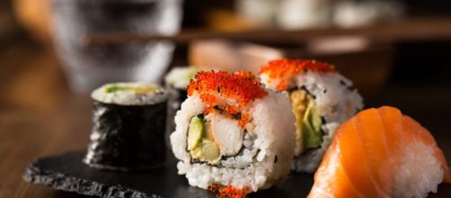 Mangia sushi quotidianamente e si ritrova con una grossa tenia nell'intestino - nonsprecare.it