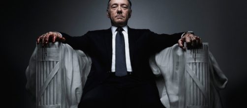 Kevin Spacey, nei panni di Frank Underwood, nel post promozionale della serie targata Netflix