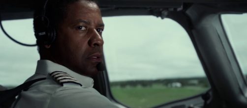 L'attore Denzel Washington nel film 'Flight' è un pilota che si mette alla guida di un aereo di linea ubriaco e dopo aver assunto cocaina.