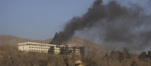 l'hotel a kabul attaccato dai terroristi (fonte theguardian)