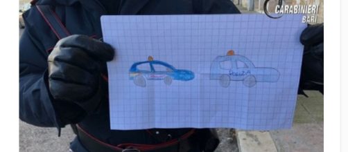 Ragazzino regala disegno di speranza alla polizia