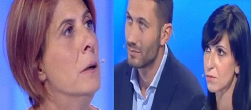 Michelina e la nuora Ilaria, il figlio Fabrizio chiude la busta.