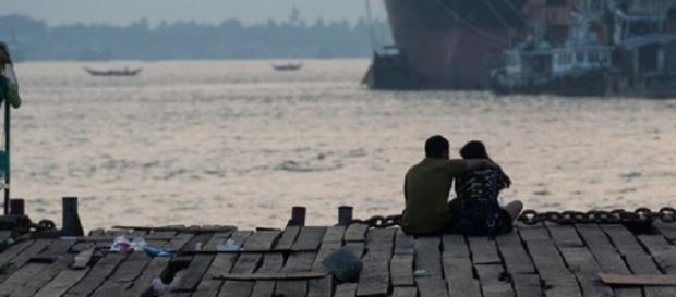 Esta foto fue tomada el 26 de abril de 2017 y muestra una pareja sentada en un embarcadero durante el atardecer en Yangon. Esta foto fue tomada el 26 de abril de 2017 y muestra una pareja sentada en un embarcadero durante el atardecer en Yangon.