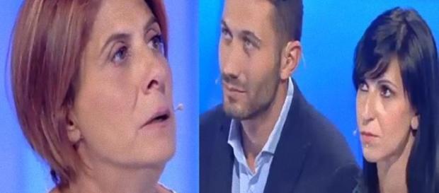 Michelina e la nuora Ilaria, il figlio Fabrizio chiude la busta. Michelina e la nuora Ilaria, il figlio Fabrizio chiude la busta.