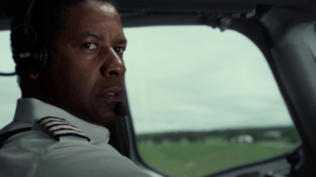 L'attore Denzel Washington nel film 'Flight' &egrave; un pilota che si mette alla guida di un aereo di linea ubriaco e dopo aver assunto cocaina.