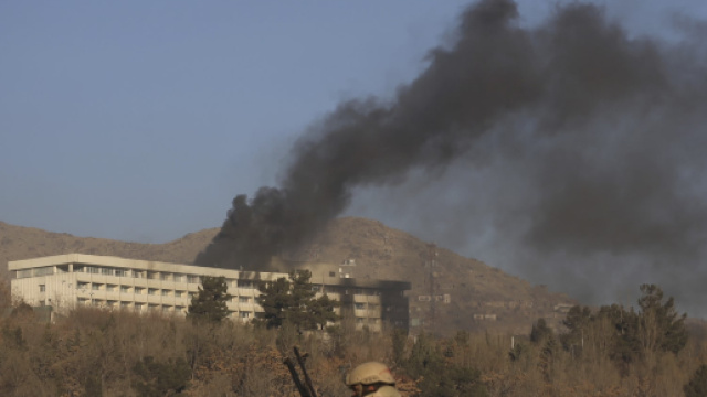 l'hotel a kabul attaccato dai terroristi (fonte theguardian)