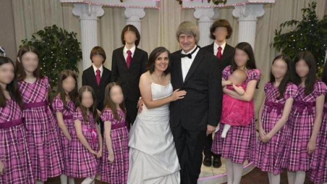 Tengono i 13 figli incatenati in casa, arrestata una coppia - lastampa.it