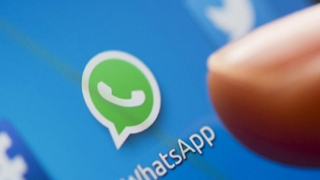 Whatsapp: ecco come sapere chi spia il vostro account