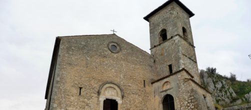 Accusato di aver violentato la figlia 14enne, un ex agente di polizia giudiziaria ha scelto una chiesa arroccata per suicidarsi.