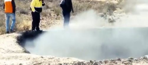 Il cratere fumante comparso in Messico
