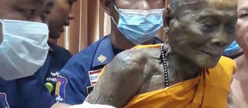 Lo scatto, diventato virale in rete, ritrae il cadavere esumato del monaco che 'sorride'