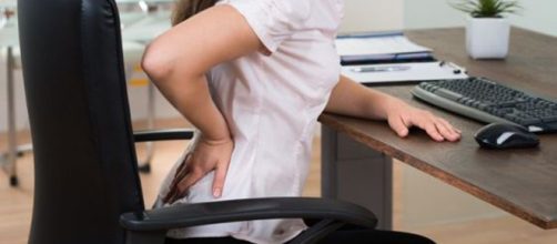 Mal di schiena e mal di testa: 8 impiegati su 10 soffrono di patologie legate al lavoro