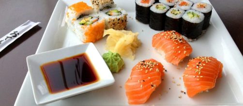 Mangia sempre sushi: ecco cosa gli trovano nell'intestino