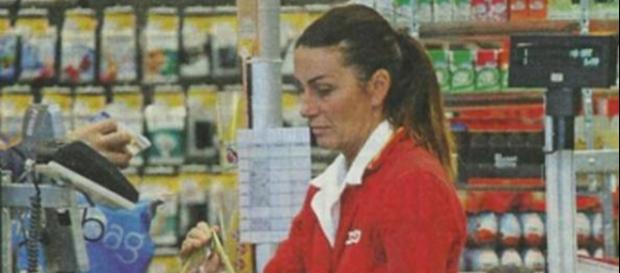 Cristina Plevani impegnata alla cassa del supermercato dove lavora Cristina Plevani impegnata alla cassa del supermercato dove lavora