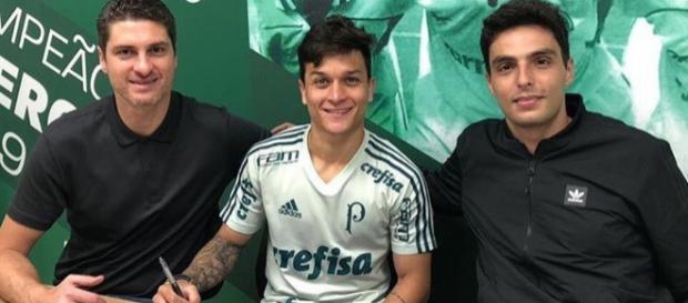 Jogador renovou contrato recentemente Jogador renovou contrato recentemente