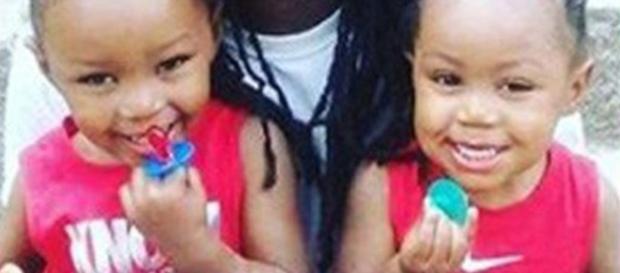 Mãe assa filhos no forno e manda vídeo do horror ao pai das crianças Mãe assa filhos no forno e manda vídeo do horror ao pai das crianças