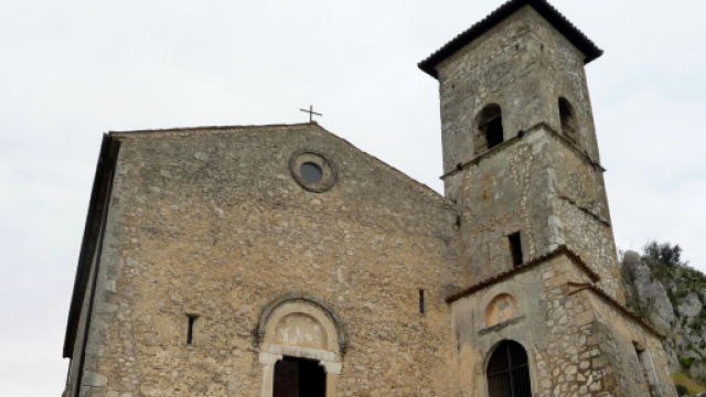 Accusato di aver violentato la figlia 14enne, un ex agente di polizia giudiziaria ha scelto una chiesa arroccata per suicidarsi.