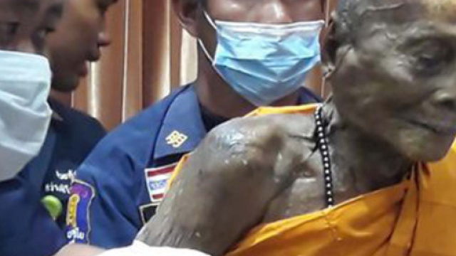 Lo scatto, diventato virale in rete, ritrae il cadavere esumato del monaco che 'sorride'