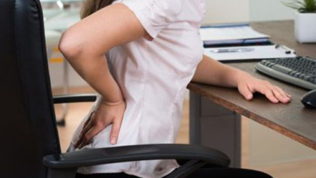 Mal di schiena e mal di testa: 8 impiegati su 10 soffrono di patologie legate al lavoro