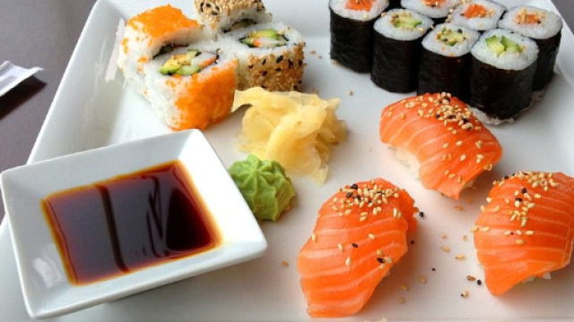 Mangia sempre sushi: ecco cosa gli trovano nell'intestino