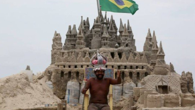 Marcio Mizael Matolias il 're' della spiaggia di Barra da Tijuca, a Rio de Janeiro abita in un castello fatto tutto di sabbia.