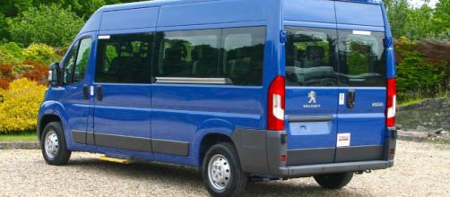 Peugeot Sport 15 Seat 'B licence' Minibus | Red Kite Vehicle ... - redkite-minibuses.com
