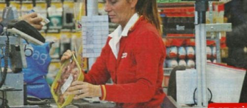 Cristina Plevani fa la cassiera in un supermercato