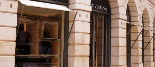 Devanture d'un magasin Louis Vuitton, à Paris.