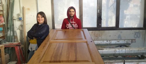 I fratelli Antonino e Valentina Roccella, con un portone in pregiato legno dell'Etna