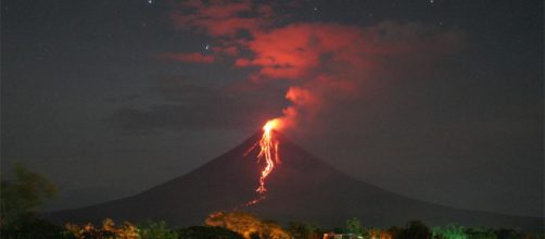 il Mayon in eruzione nelle Filippine