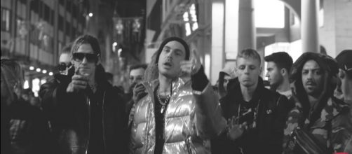 Un manipolo di rapper romani ha preso possesso di piazza Duomo a Milano