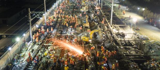 1.500 de muncitori chinezi au construit calea ferată a unei gări în doar nouă ore - Foto: www.xinhuanet.com 1.500 de muncitori chinezi au construit calea ferată a unei gări în doar nouă ore - Foto: www.xinhuanet.com