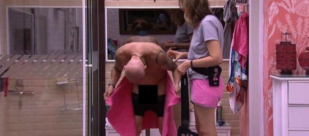 Ayrton foi se trocar e acabou ficando completamente nu na casa do 'Big Brother' Ayrton foi se trocar e acabou ficando completamente nu na casa do 'Big Brother'