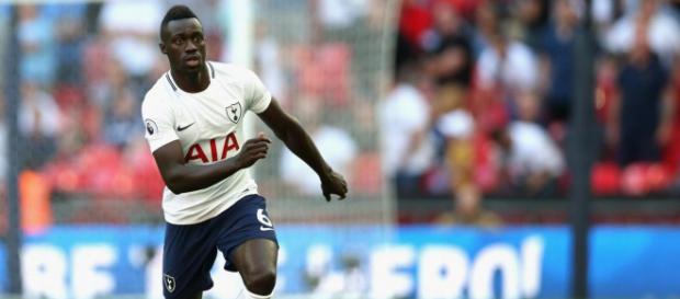 Davinson Sanchez en un partidos de premier Davinson Sanchez en un partidos de premier