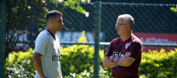 Diego Souza tenta vencer Lucas Perri em treino do São Paulo (Foto: Érico Leonan / saopaulofc.net) Diego Souza tenta vencer Lucas Perri em treino do São Paulo (Foto: Érico Leonan / saopaulofc.net)