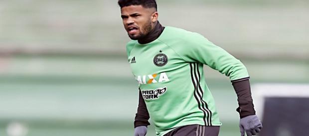 Ex-Flamengo e Coritiba, Léo reforçará o Fluminense em 2018. (Foto: Paraná On-Line). Ex-Flamengo e Coritiba, Léo reforçará o Fluminense em 2018. (Foto: Paraná On-Line).