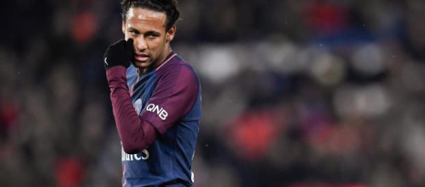 Fanáticos abuchean a Neymar en el campo de juego Fanáticos abuchean a Neymar en el campo de juego