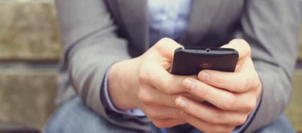 Un bărbat care și-a prins soția infidelă cu ajutorul unei aplicații pentru telefon riscă închisoarea Un bărbat care și-a prins soția infidelă cu ajutorul unei aplicații pentru telefon riscă închisoarea
