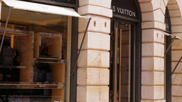 Devanture d'un magasin Louis Vuitton, &agrave; Paris.