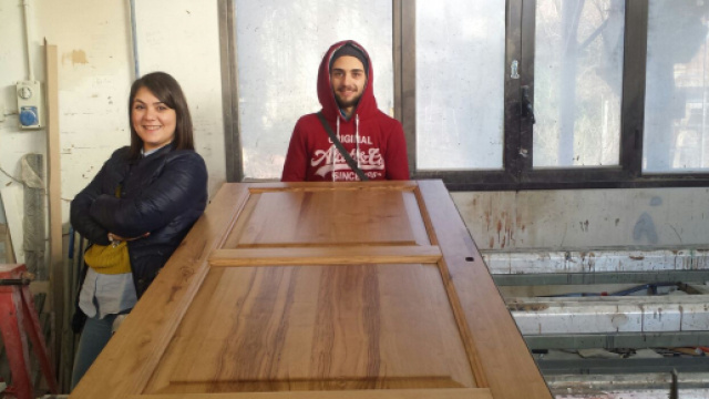 I fratelli Antonino e Valentina Roccella, con un portone in pregiato legno dell'Etna