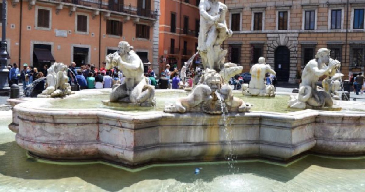 Nuda A Roma Davanti A Tutti Dentro La Fontana Di Piazza Navona Denunciata