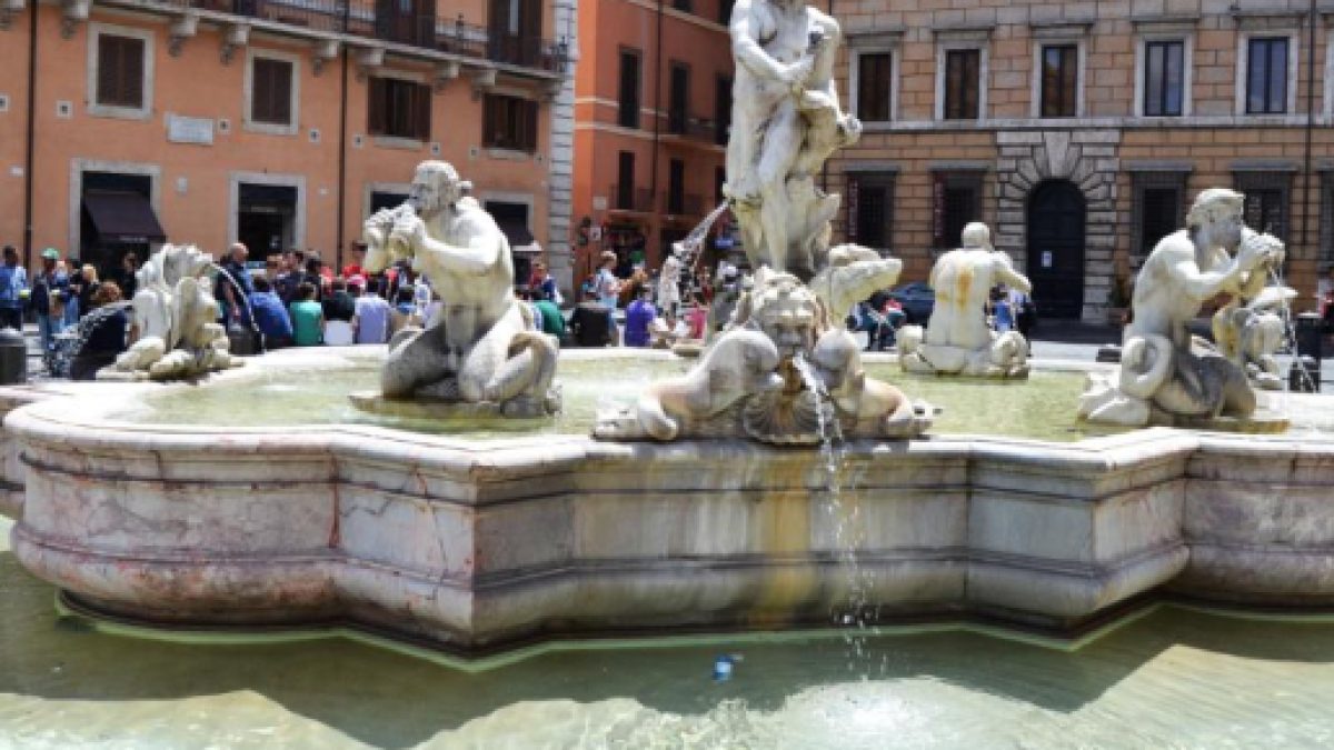 Nuda a Roma davanti a tutti, dentro la fontana di piazza Navona: denunciata