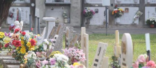 Al cimitero dei bambini di Castelleone dopo ripetuti furti di oggetti fiori e peluche, l'amministrazione ha preso un'iniziativa senza precedenti.