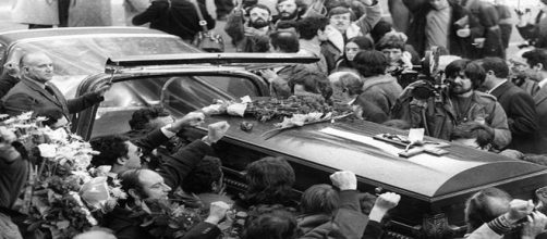 Imagen de la concentración multitudinaria antes del entierro de los cinco abogados asesinados en la calle Atocha.