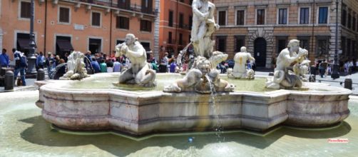 Roma: a Piazza Navona una donna fa il bagno nuda
