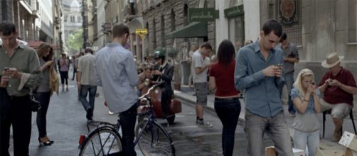 “Siamo sempre più connessi, più informati, più stimolati ma esistenzialmente sempre più soli.” Citazione di Tonino Cantelmi