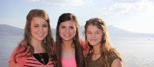 The Bates girls with Jana Duggar (screenshot)