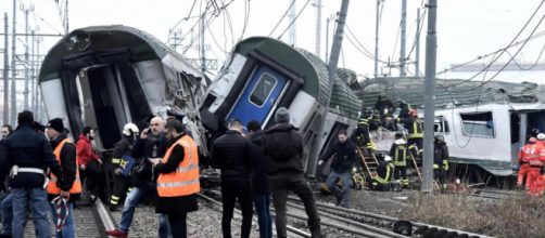 Treno deragliato nel milanese: 4 morti