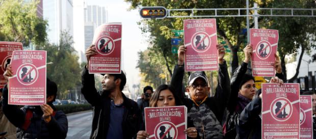 Activistas sostienen una protesta contra una ley que militariza la lucha contra el crimen en el país fuera del Senado en la Ciudad de México Activistas sostienen una protesta contra una ley que militariza la lucha contra el crimen en el país fuera del Senado en la Ciudad de México
